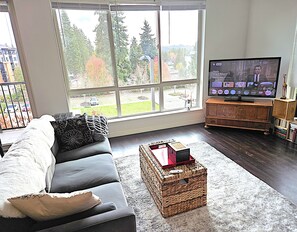 Smart-tv, eldstad, bordsfotboll och ett bordtennisbord