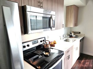 Kühlschrank, Mikrowelle, Ofen, Herdplatte