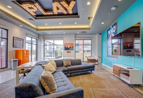 Stylish 1-bedroom loft near Lake Washington with game and fitness rooms