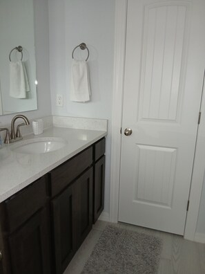 Pyyhkeet, saippua, vessapaperi