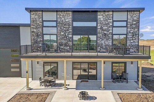 Modern Lewis and Clark lake home with lake views and 3 min drive to the beach!