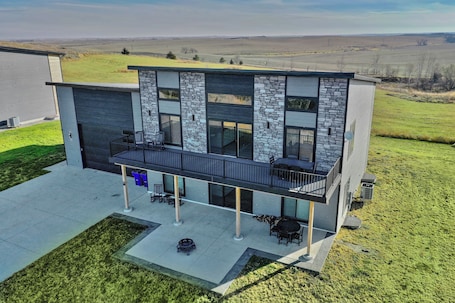 Exterior. Modern Lewis and Clark lake home with lake views and 3 min drive to the beach!
