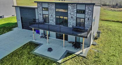 Modern Lewis and Clark lake home with lake views and 3 min drive to the beach!