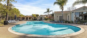2-bedroom apartment in welcoming Santa Clarita with AC