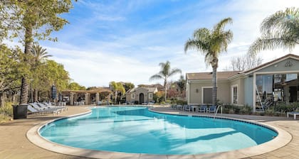 2-bedroom apartment in welcoming Santa Clarita with AC