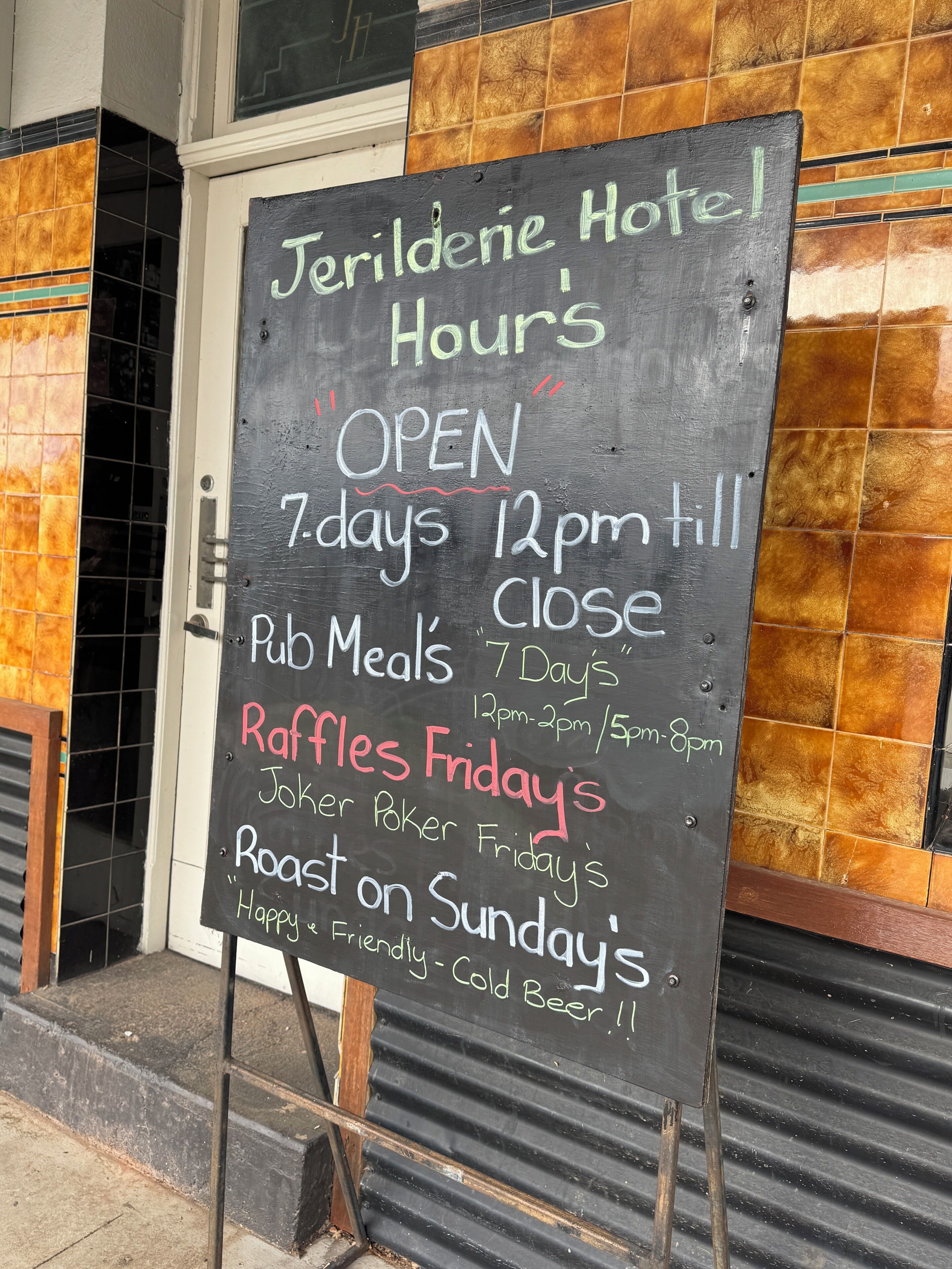 Una pizarra con el nombre 'Jerilderie Hotel' y su horario de atención.