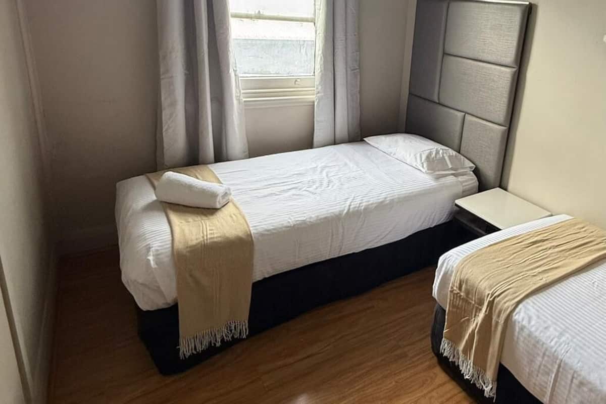 Comfort eenpersoonskamer | Geluiddichte muren, beddengoed