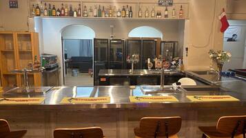 Serves lunch, dinner and happy hour