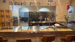 Serves lunch, dinner and happy hour - Jerilderie Hotel (Jerilderie)