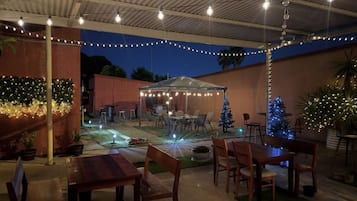 Lunch and dinner served