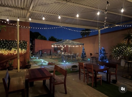 Lunch and dinner served . Jerilderie Hotel