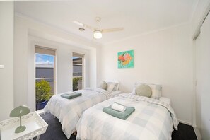 Tabla de planchar con plancha, wifi gratis, ropa de cama