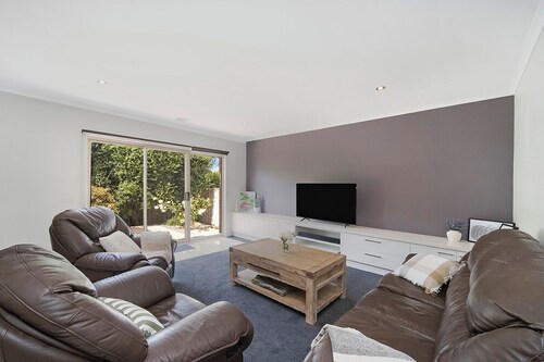 Blue Bird Villa - Hamilton. 