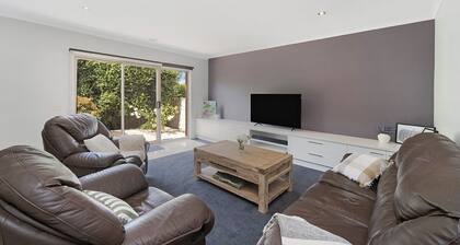 Blue Bird Villa - Hamilton.