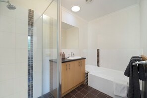 Ducha, secador de pelo, toallas y jabón