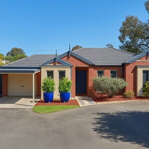 Exterior - Peaceful, cosy villa, luxury linen, short walk to Golf Club and Lake Hamilton. (Hamilton)