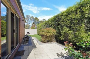 Property grounds - Peaceful, cosy villa, luxury linen, short walk to Golf Club and Lake Hamilton. (Hamilton)