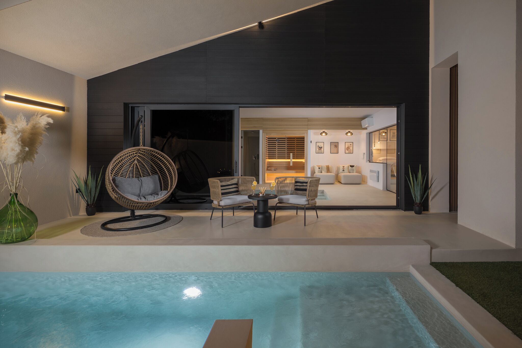 Innendørsbasseng og et oppvarmet basseng