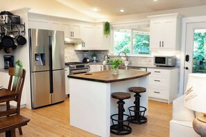 Geladeira, micro-ondas, fogão, cooktop