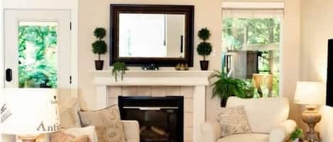 Smart TV, chimenea y oficina