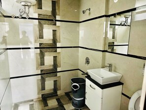 Tweepersoonskamer, uitzicht op stad | Badkamer