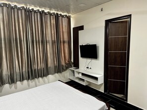 Quarto casal, vista para a cidade | Cofres nos quartos, escrivaninha, espaço de trabalho para notebook