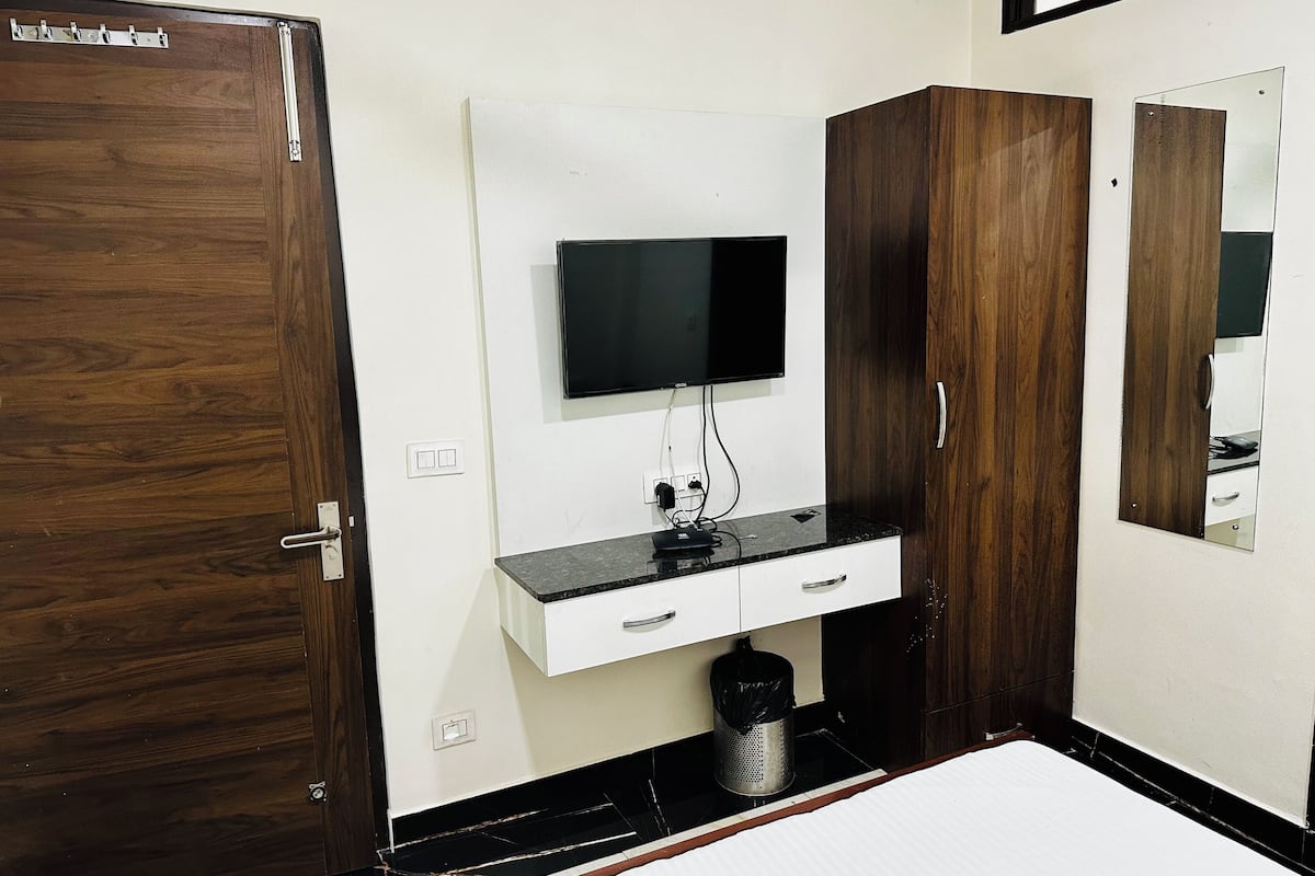 Habitación doble, vistas a la ciudad | Caja fuerte, escritorio, espacio para trabajar con un portátil