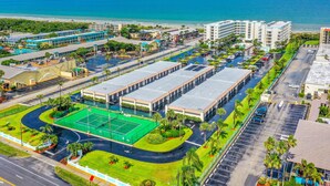 Un hôtel situé sur la côte, doté d’un court de tennis, d’un parking et offrant une vue sur la plage.