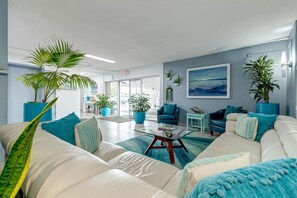 Smart TV - Bright & Spacious 3BR Condo by the Sea — Private Balcony + Oceanfront Pool! 🌴 (Satellite Beach)