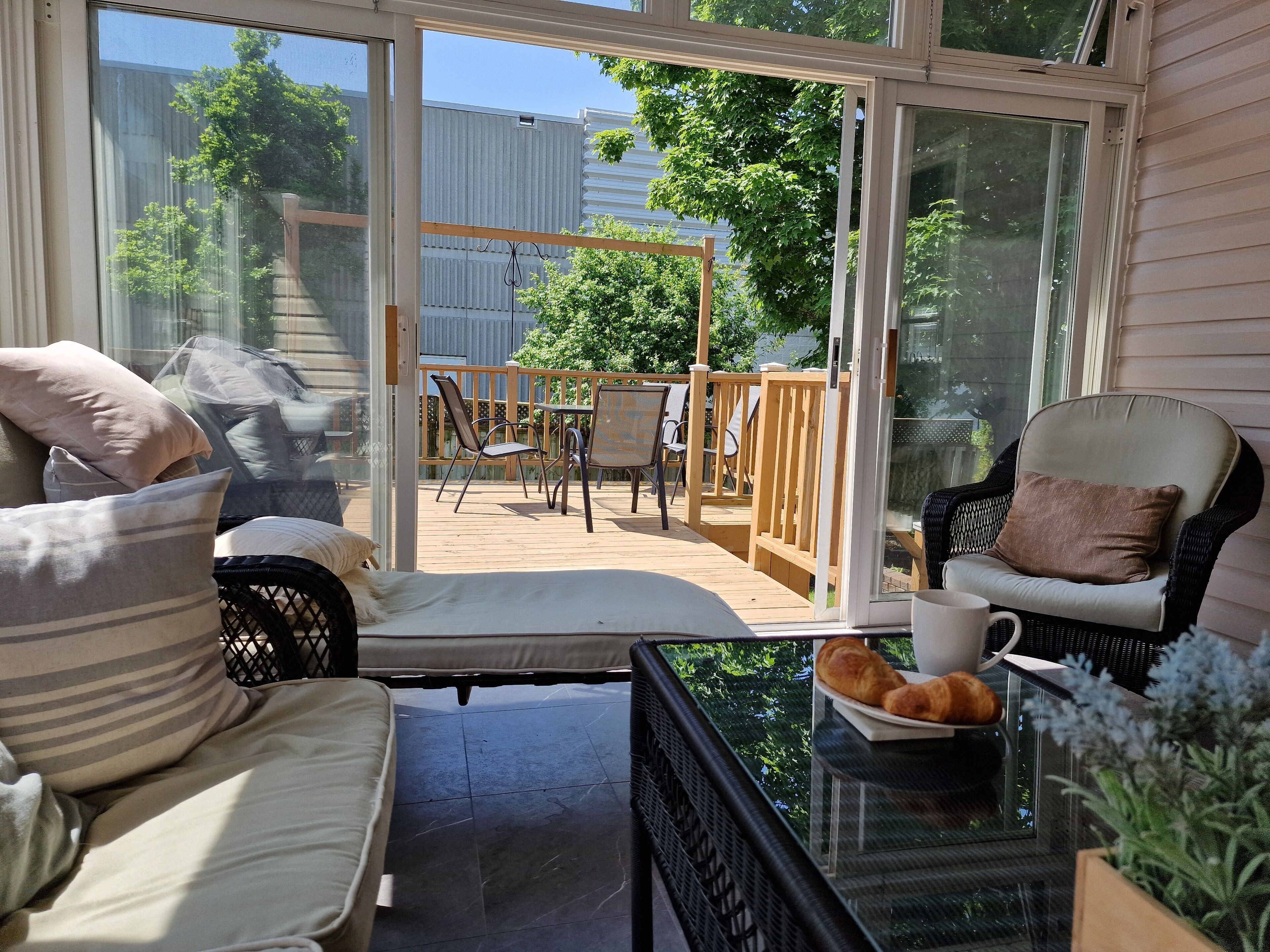 Smart TV, fireplace, books, stereo