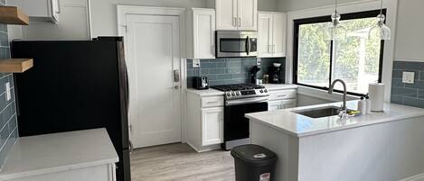 冰箱、微波炉、烤箱、炉灶