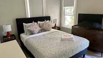 2 bedrooms, desk, iron/ironing board, WiFi