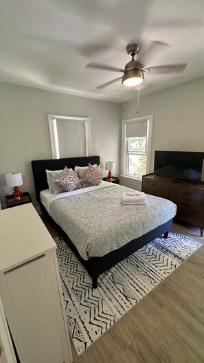 2 habitaciones, escritorio, tabla de planchar con plancha y wifi