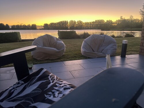 Lake Hood lakefront getaway