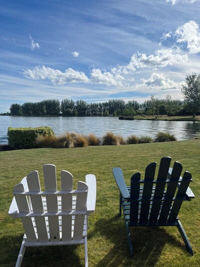 Lake Hood lakefront getaway