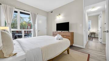 2 bedrooms, desk, iron/ironing board, WiFi