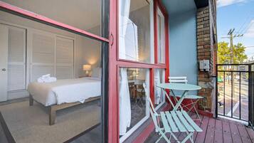 2 bedrooms, desk, iron/ironing board, WiFi