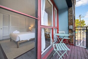 2 bedrooms, desk, iron/ironing board, WiFi - Little Italy Gem | Patio | Free Parking (Cleveland)