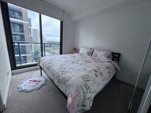 2 bedrooms, WiFi, bed sheets - Own Bedroom with Private Bathroom next to Metro Station (North Ryde)