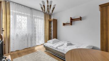 1 dormitori, planxa i posts de planxar, wifi i roba de llit