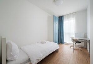 2 عدّة غرف نوم ومكواة/لوح كي وواي فاي وملاءات أسرّة