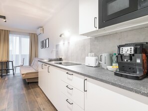 ثلاجة، ميكروويف، موقد طهي مسطح، غسالة أطباق