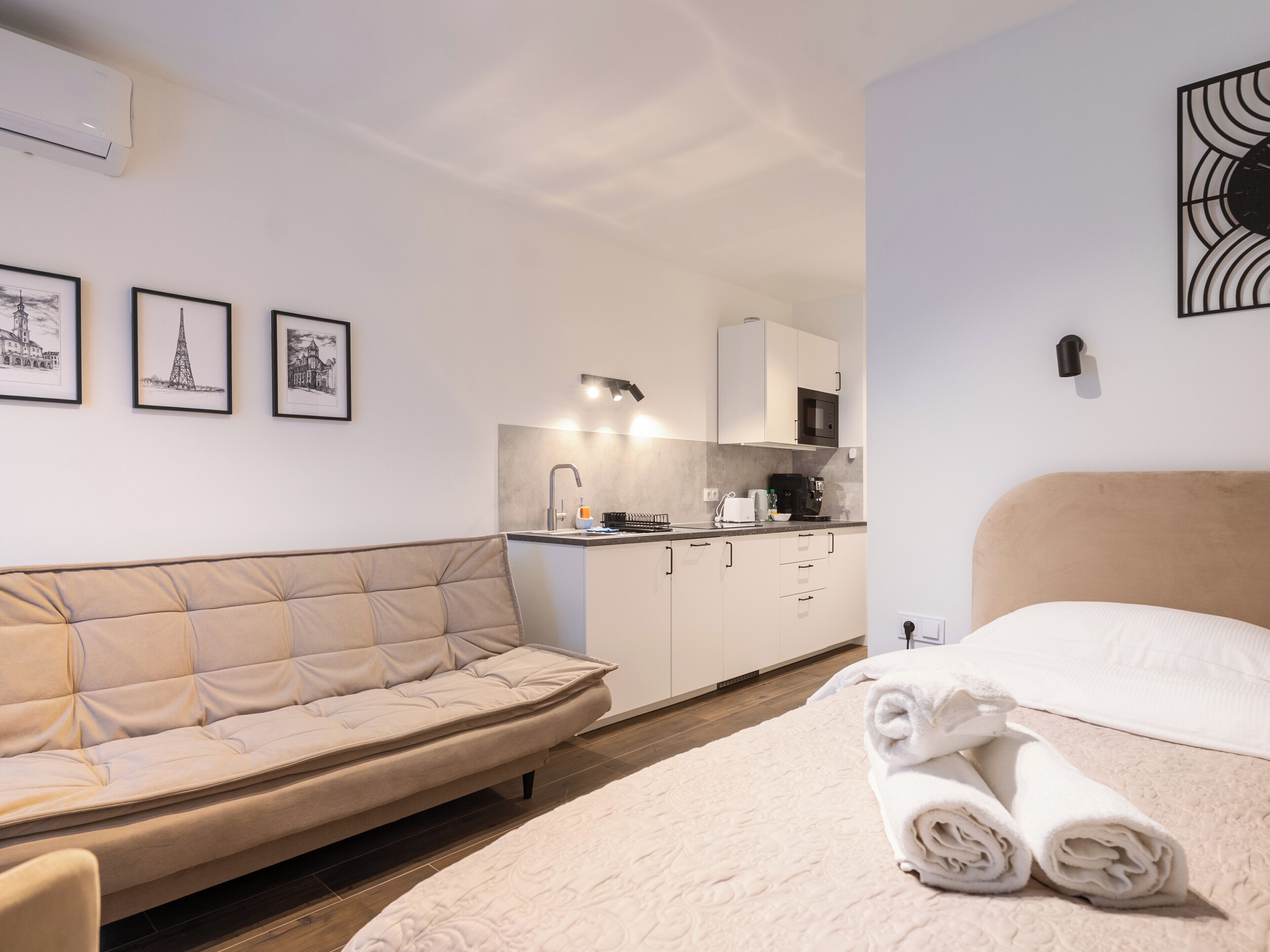 Tabla de planchar con plancha, wifi, ropa de cama