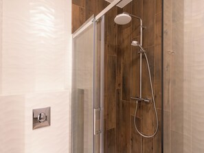 Shower, free toiletries, hair dryer, towels - Zygmunta Standard Studio (Gliwice)