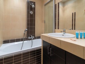 Articles de toilette gratuits, sèche-cheveux, serviettes fournies