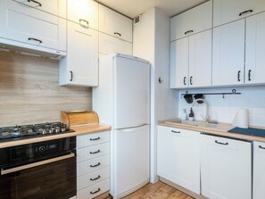 Fridge, oven, stovetop, dishwasher