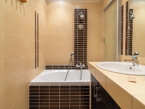 Free toiletries, hair dryer, towels - Bogucice Hoppego Apartment (Katowice)
