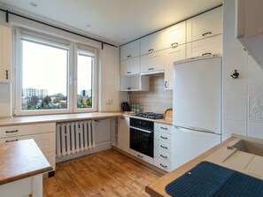 Fridge, oven, stovetop, dishwasher