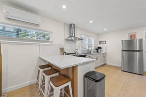 Een koelkast, een magnetron, een oven, een kookplaat