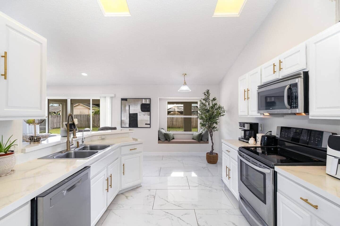 Kühlschrank, Mikrowelle, Ofen, Geschirrspüler